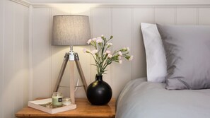 1 bedroom, iron/ironing board, internet, bed sheets - Persimmon - romantic getaway in historic Clunes (CLUNES)