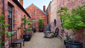 Terrace/patio - Persimmon - romantic getaway in historic Clunes (CLUNES)