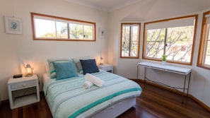 3 bedrooms, iron/ironing board, bed sheets