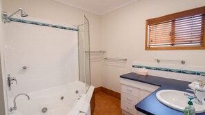 Free toiletries, hair dryer, towels - Picnic Cottage, Lovely home near the beach (PICNIC BAY)
