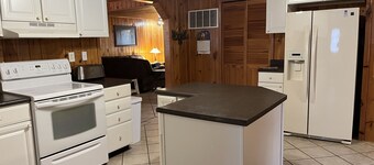 Hot tub!! Fishing, canoeing, biking, swimming, hiking, skiing in Wellston Mi.