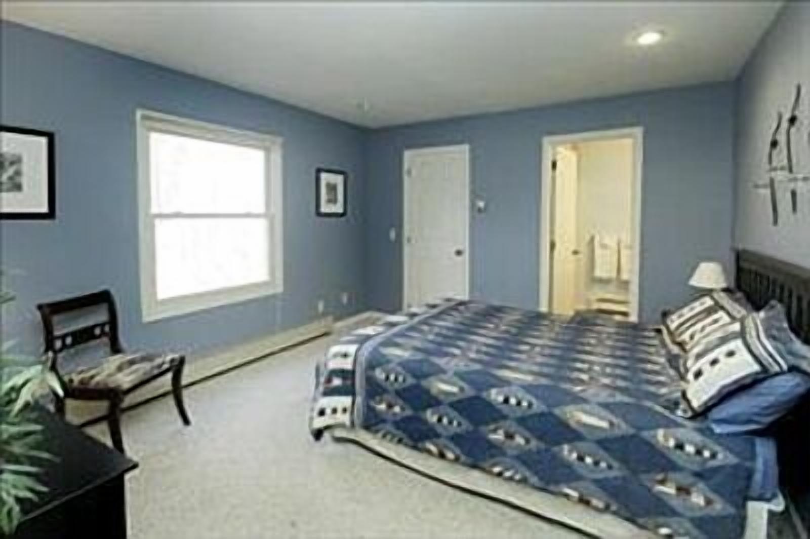 4 bedroom, 3 bath, 2 blocks to beach, 1 mile to downtown