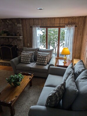 Älytelevisio, takka, DVD-soitin, pöytätennispöytä