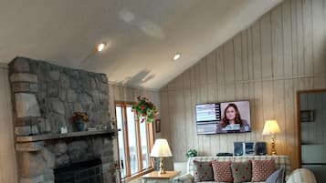 Smart TV, fireplace, DVD player, ping pong