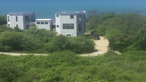 Ein modernes Küstenhaus mit Blick auf das Meer.