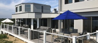 Maison de plage contemporaine sur dune directement sur la baie de Cape Cod