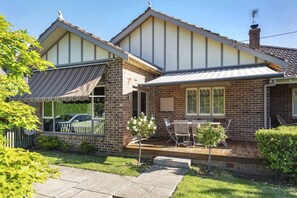 Outdoor dining - Bradman View | Bowral Garden and Fireplace Retreat (Bowral)