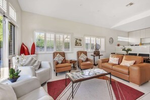 Lobby - Bradman View | Bowral Garden and Fireplace Retreat (Bowral)