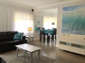 Open concept - Hollywood Beach / Perfect Vacation Beach House. (Hollywood)