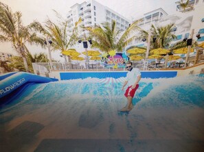 Surf wave at the beach - Hollywood Beach / Perfect Vacation Beach House. (Hollywood)