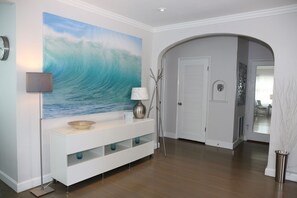 Hallway - Hollywood Beach / Perfect Vacation Beach House. (Hollywood)