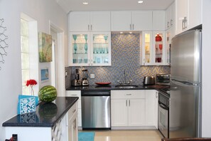Kitchen - Hollywood Beach / Perfect Vacation Beach House. (Hollywood)
