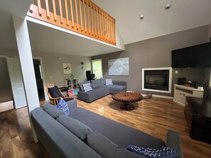 Smart TV, chimenea, reproductor de DVD y futbolito 