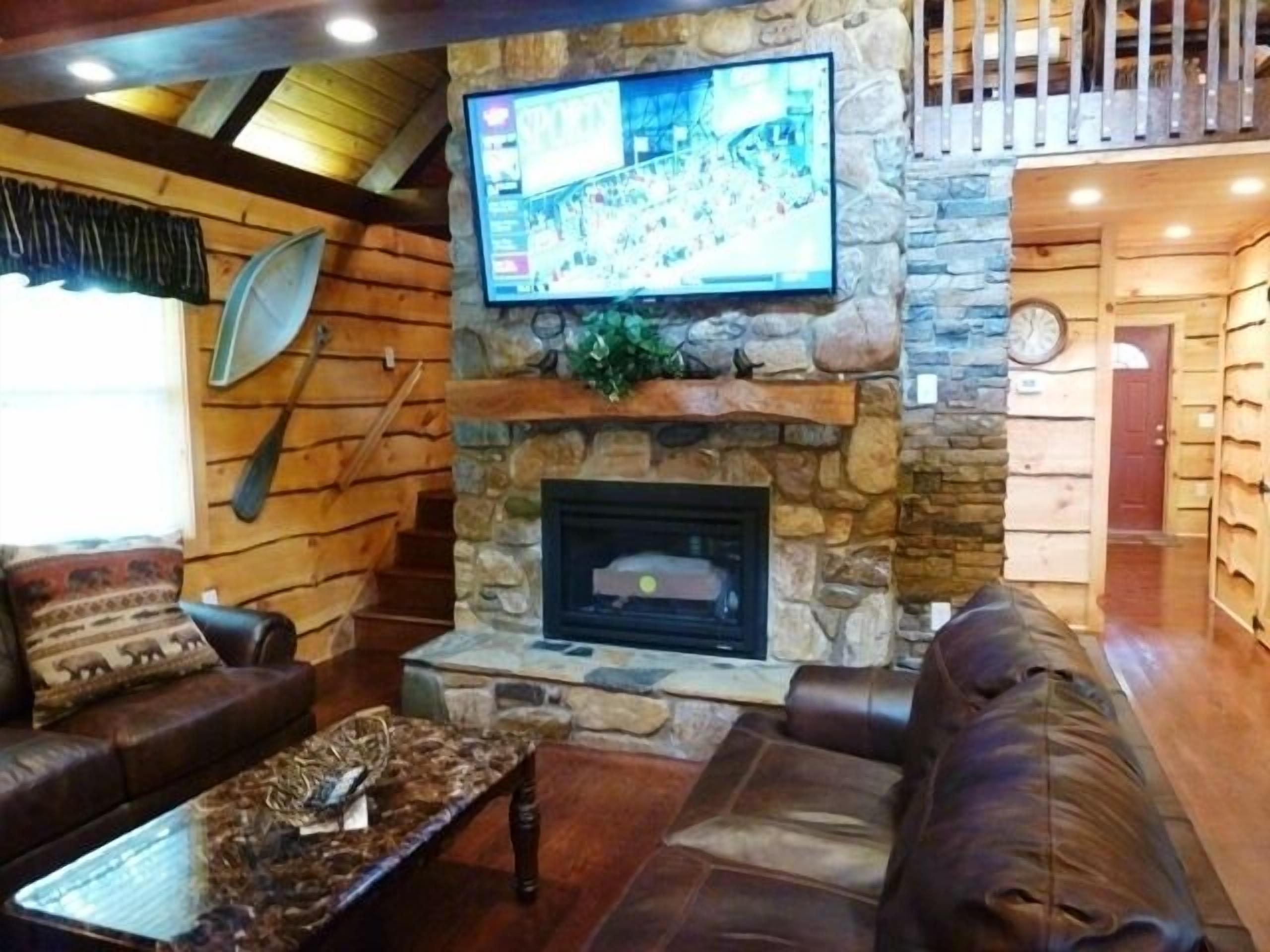 Cabin with River Front Private Access Hot Tub - Pebble Beach River Cabin