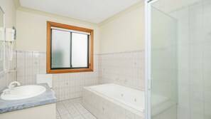 Bañera, bañera de hidromasaje y secador de pelo