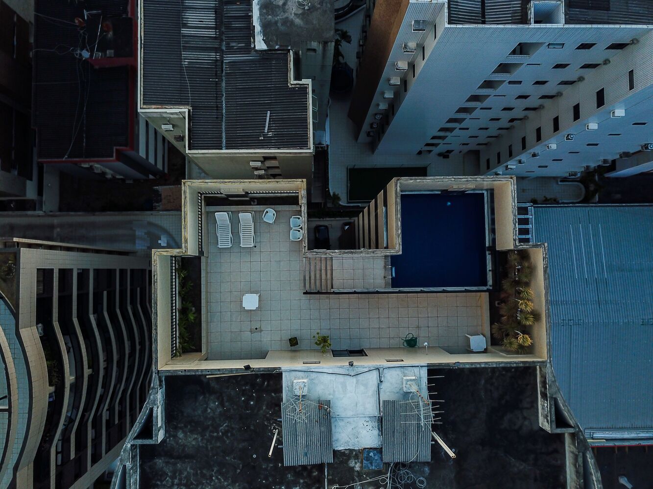 Apt next to the beach with pool and gym in the best area of town.