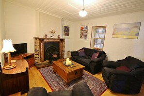 Smart-TV, DVD-Player, Tischfußball, Bücher