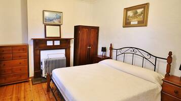 3 chambres, bureau, chambres insonorisées, fer et planche à repasser