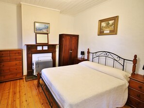 3 bedrooms, desk, soundproofing, iron/ironing board