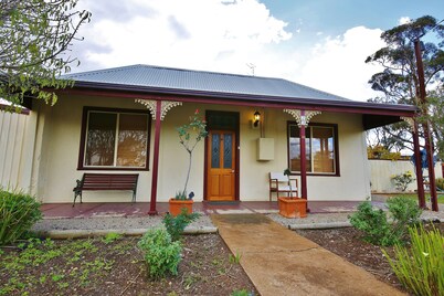 Stonewall Cottage  23 Kadina Road Cross Roads (Moonta)