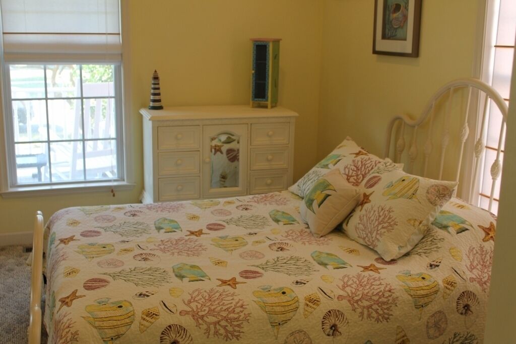 THE LIGHTHOUSE INN..Imagine Walking 2 Blocks And Having Your Feet In The Sand!!!