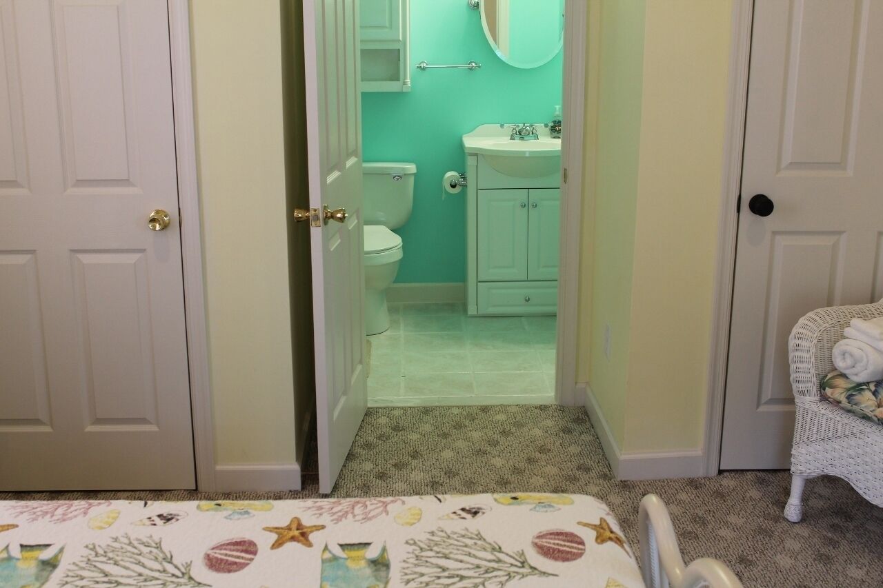 THE LIGHTHOUSE INN..Imagine Walking 2 Blocks And Having Your Feet In The Sand!!!