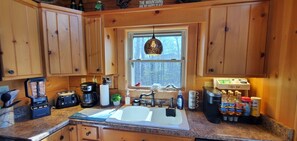 Fridge, microwave, oven, stovetop - Private STUNNING MTN VIEWS 6 ACRES Jetted Tub EV Charger WIFI 15 min-Lake James (Marion)