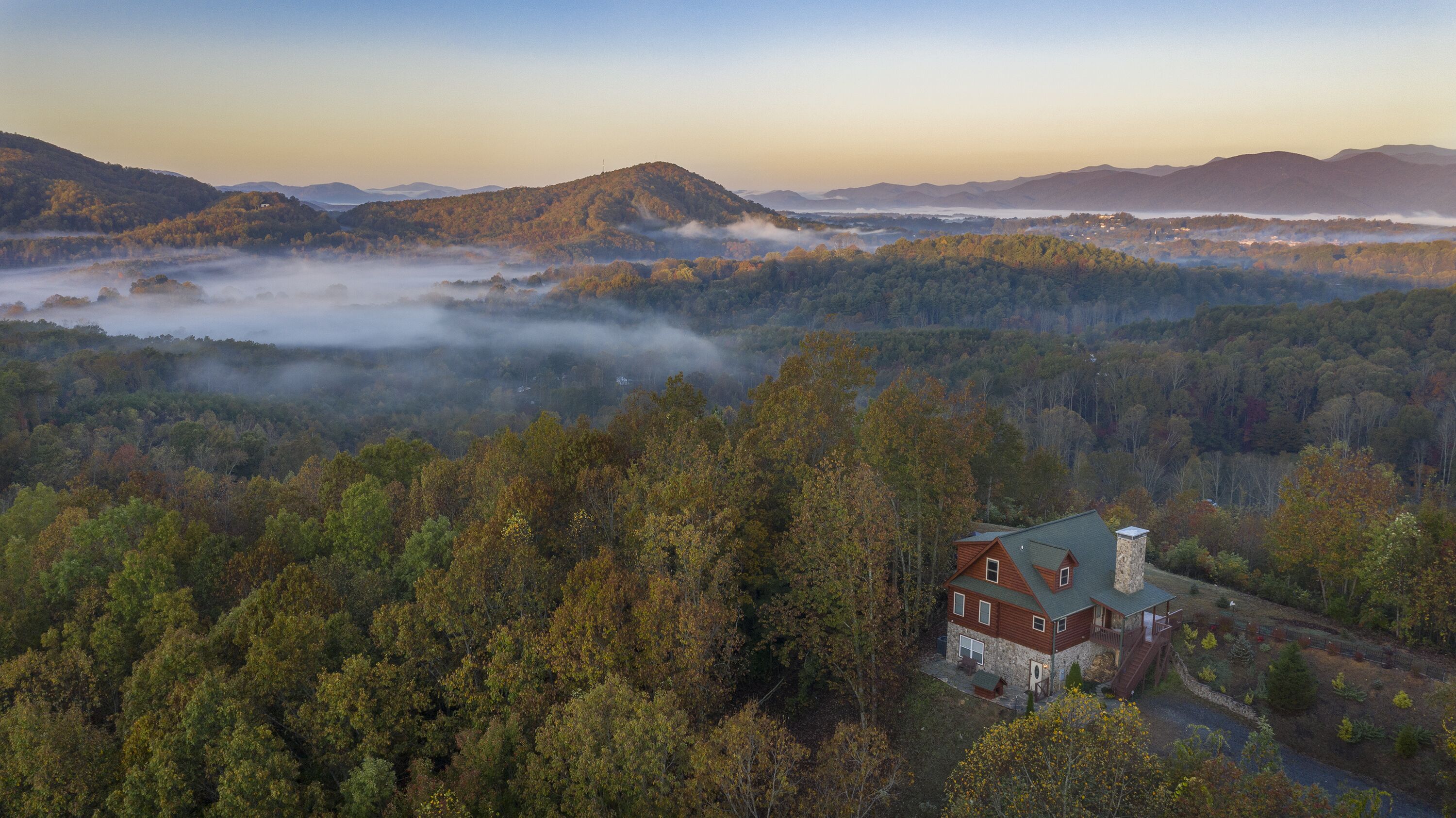 3 Levels, STUNNING VIEWS, WIFI, 4 ACRES, Jetted tub 15 min-Lake James