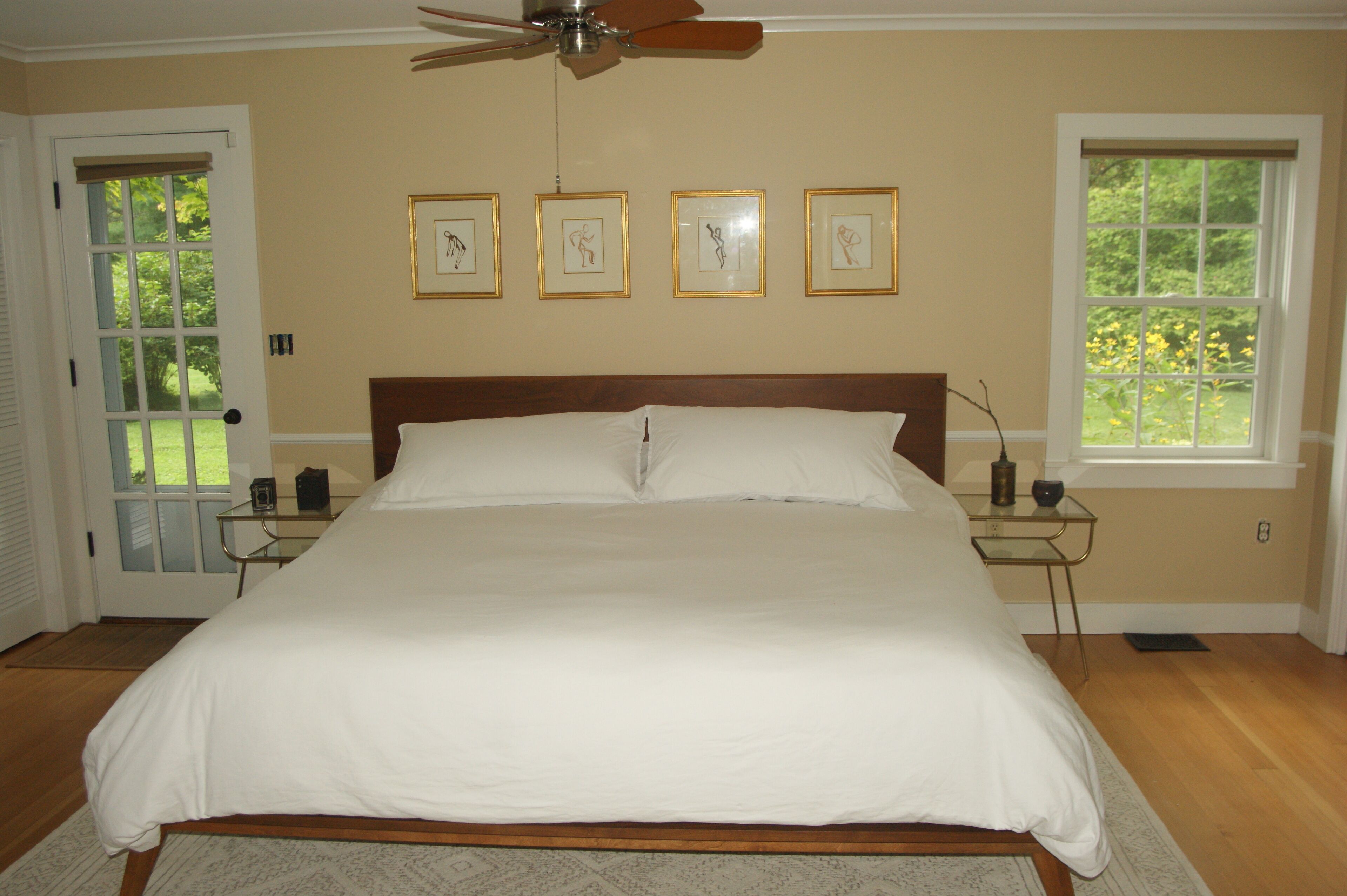 Mountain views. Near village hikes, restaurants, Ekwanok across the street