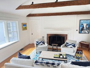 Smart TV, fireplace, books, stereo - Mountain views. Ski Bromley, Stratton. Minutes to restaurants, Equinox, Ekwanok. (Manchester)