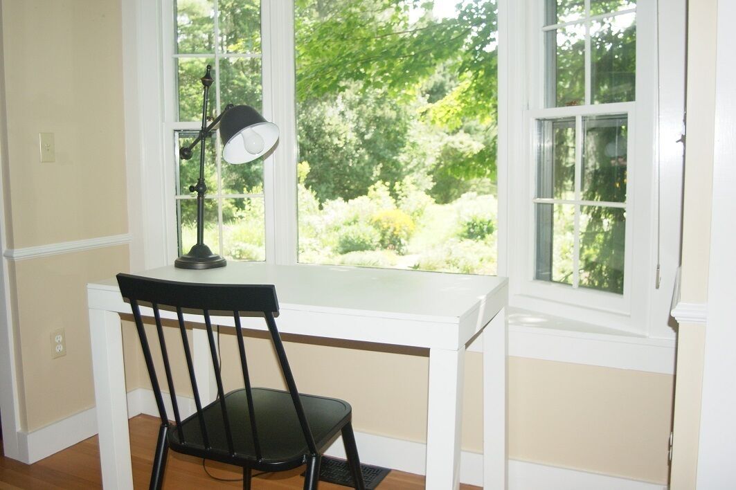 Mountain views. Near village hikes, restaurants, Ekwanok across the street