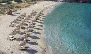 Ubicación cercana a la playa y tumbonas