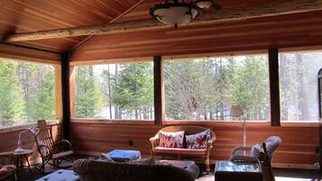 Smart TV, caminetto, lettore DVD, libri