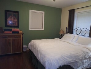 3 bedrooms, iron/ironing board, travel cot, free WiFi