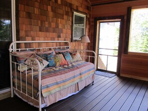 3 habitaciones, tabla de planchar con plancha y cuna de viaje
