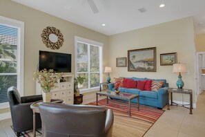 Een flatscreentelevisie en een dvd-speler