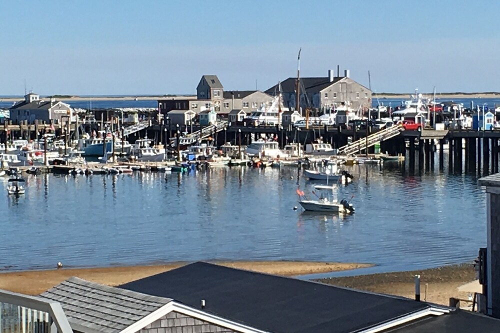 Unbelievable harbor views, central location, parking for one week+, wifi incl.