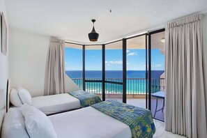 2 bedrooms, iron/ironing board, WiFi, bed sheets - 2402 Ballah (Surfers Paradise)