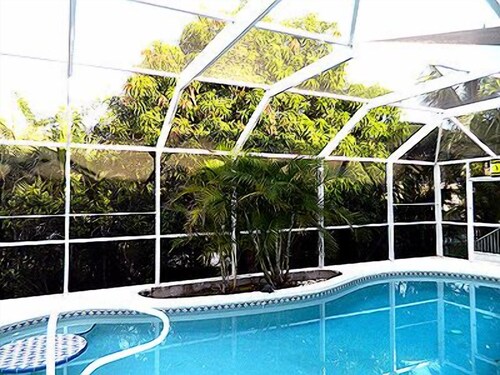 5 Min Walk to Beach, Heated pool w/ spa jets, Large private lanai facing SW.