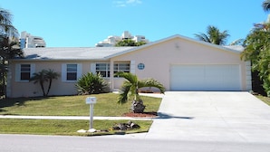Unclassified image, 3 of 16, button - 5 Min Walk to Beach, Heated pool w/ spa jets, Large private lanai facing SW. (Marco Island)