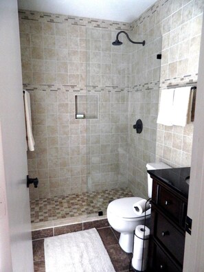 Combined shower/bathtub, hair dryer, towels, soap - 5 Min Walk to Beach, Heated pool w/ spa jets, Large private lanai facing SW. (Marco Island)