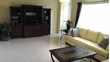 Smart TV, reproductor de DVD y futbolito