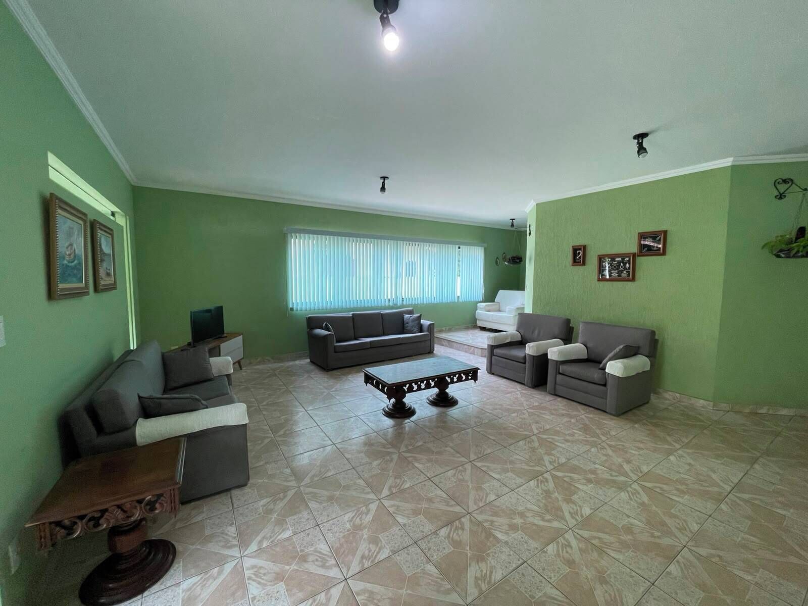 Una sala de estar con un sofá, una mesa de centro y un televisor.