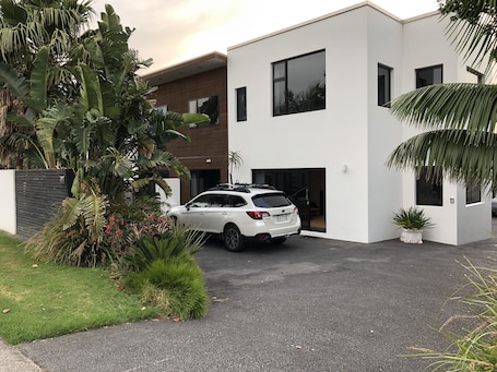 Property grounds. Modern Oakura Accomodation right in the village