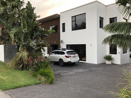 Modern Oakura Accomodation right in the village