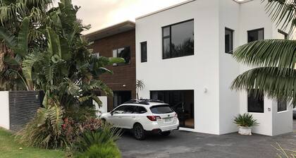 Modern Oakura Accomodation right in the village