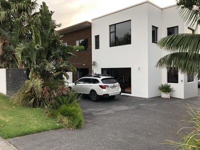 Modern Oakura Accomodation right in the village