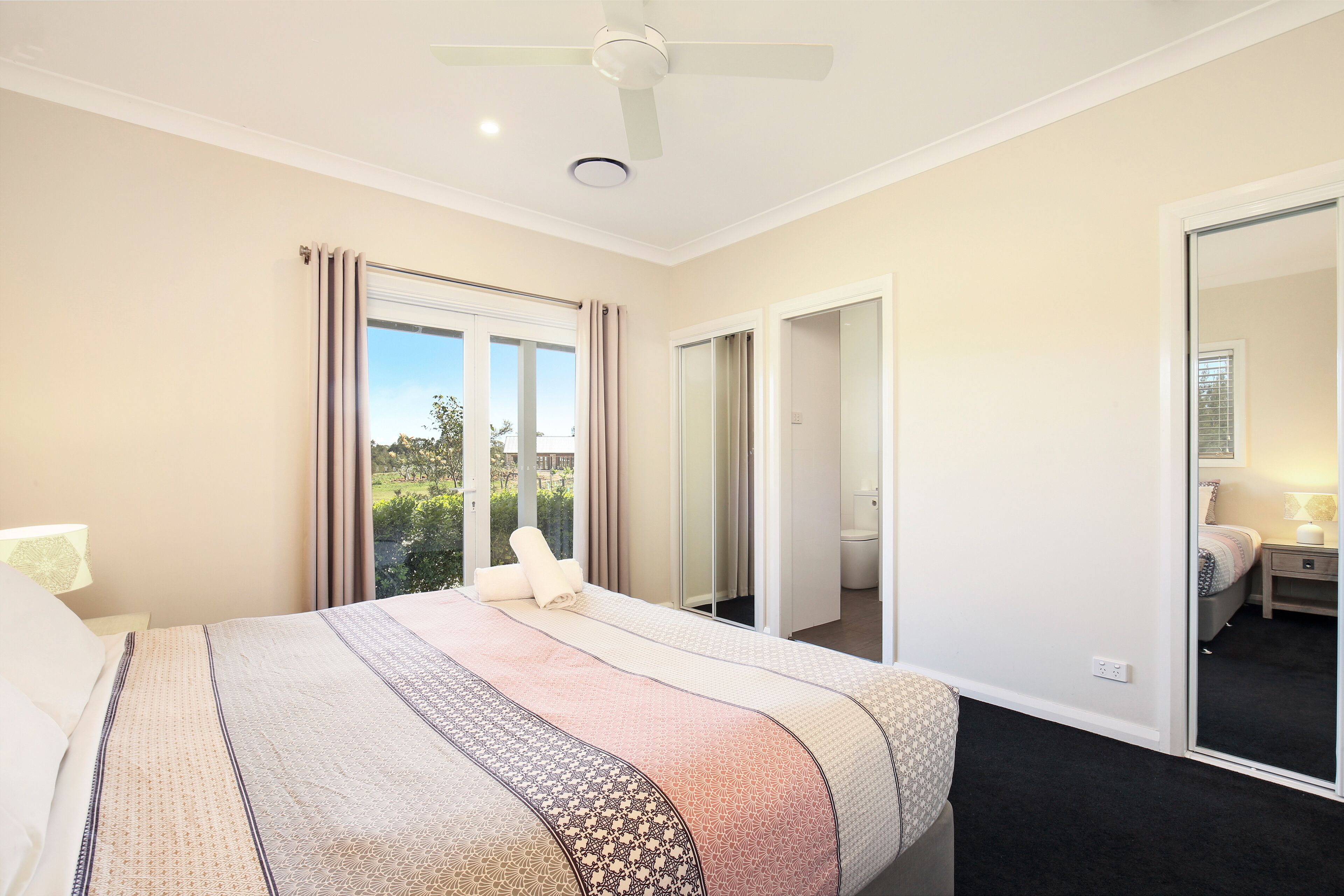 Casa Siena  Hunter Valley 5 king size rooms all with full en-suites. On vineyard — image 12