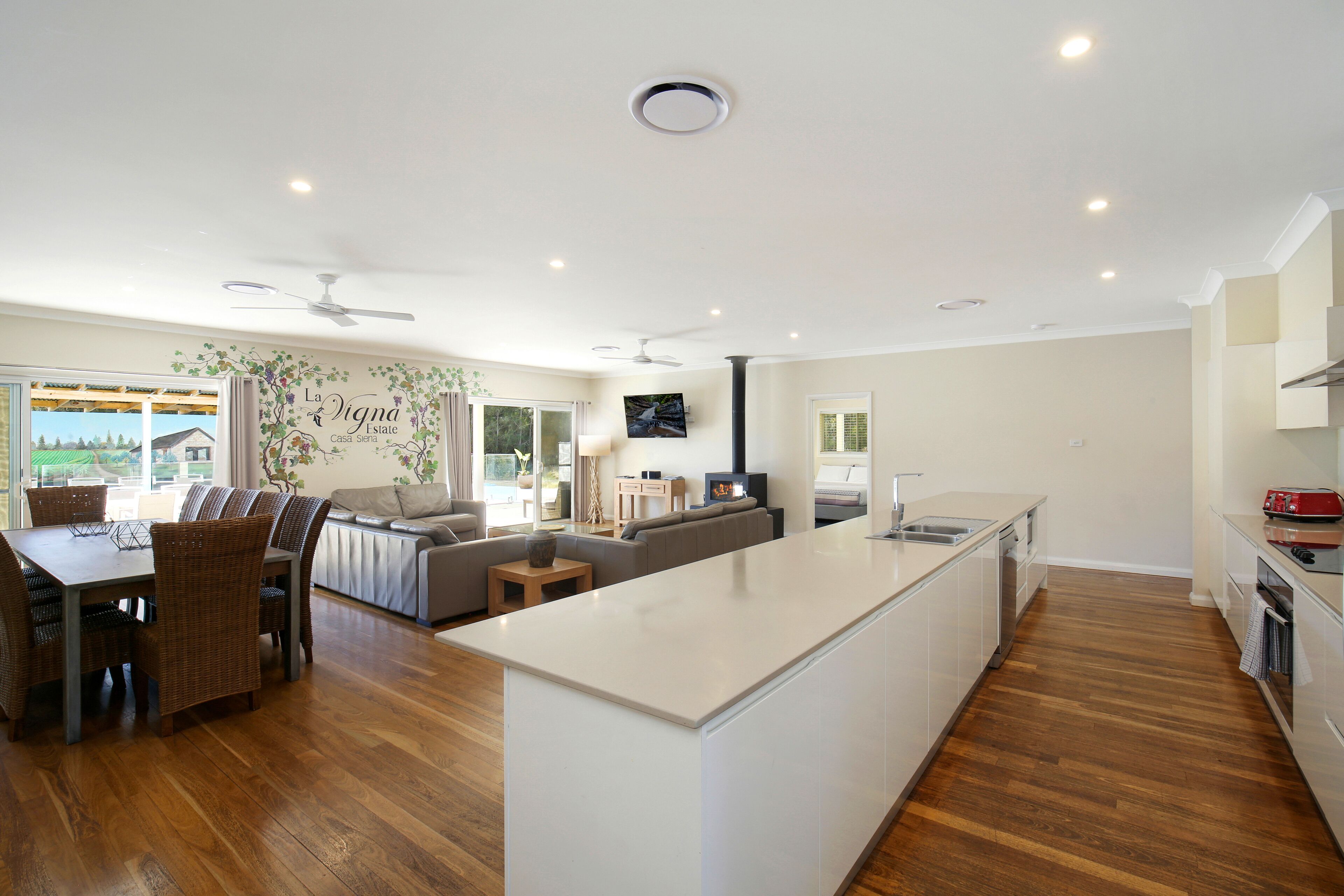 Casa Siena  Hunter Valley 5 king size rooms all with full en-suites. On vineyard — image 5