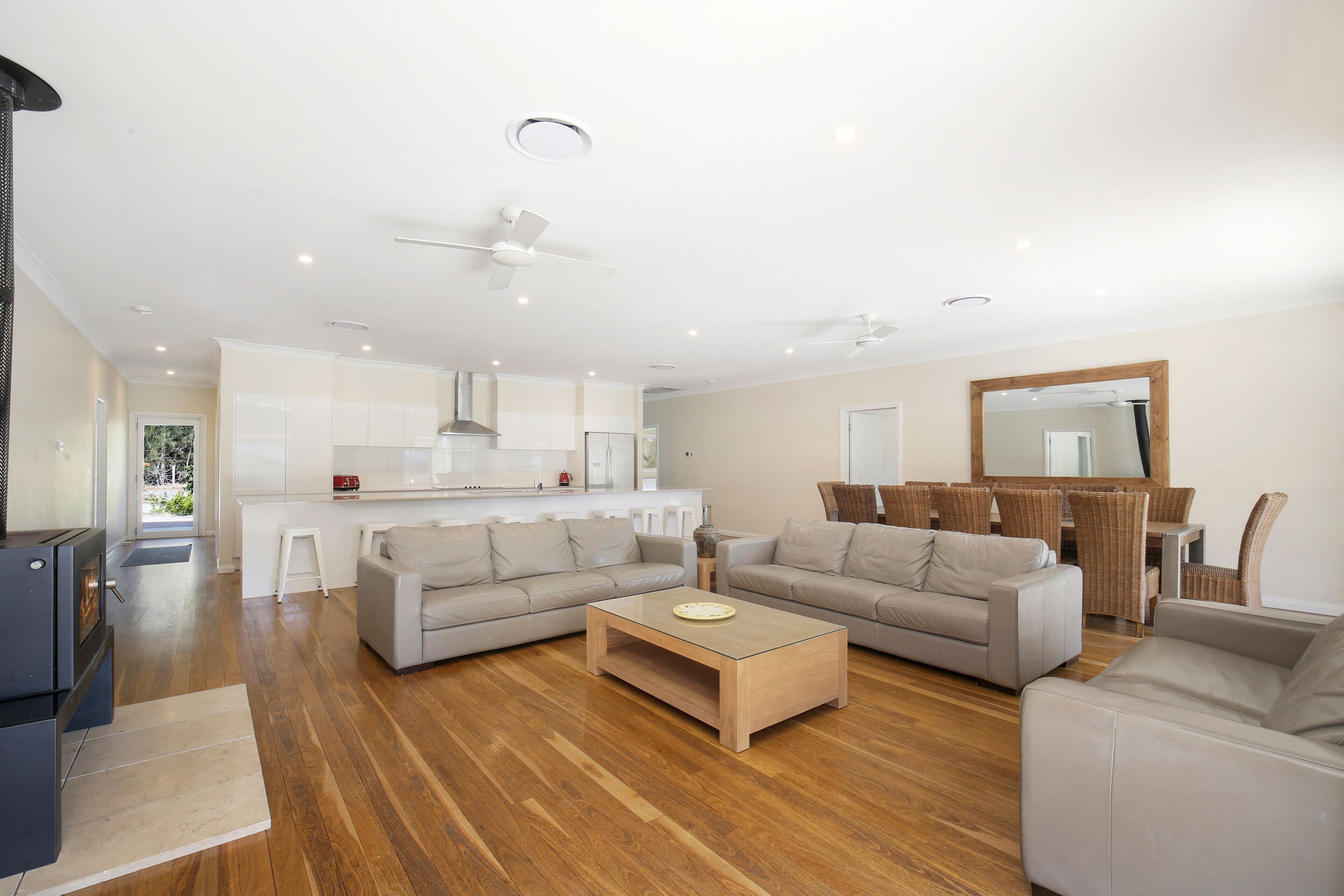 Casa Siena  Hunter Valley 5 king size rooms all with full en-suites. On vineyard — image 3